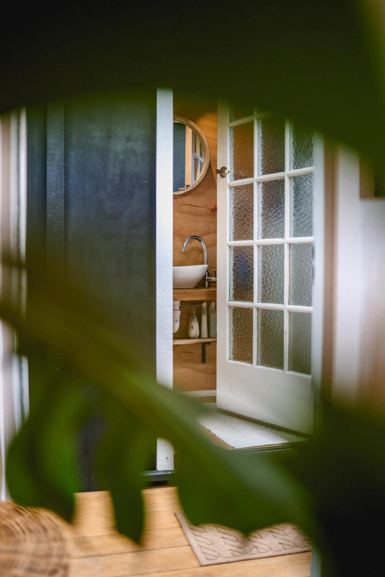 Kaitake Kabana - Unique, Off-Grid, Studio Retreat Oakura Buitenkant foto